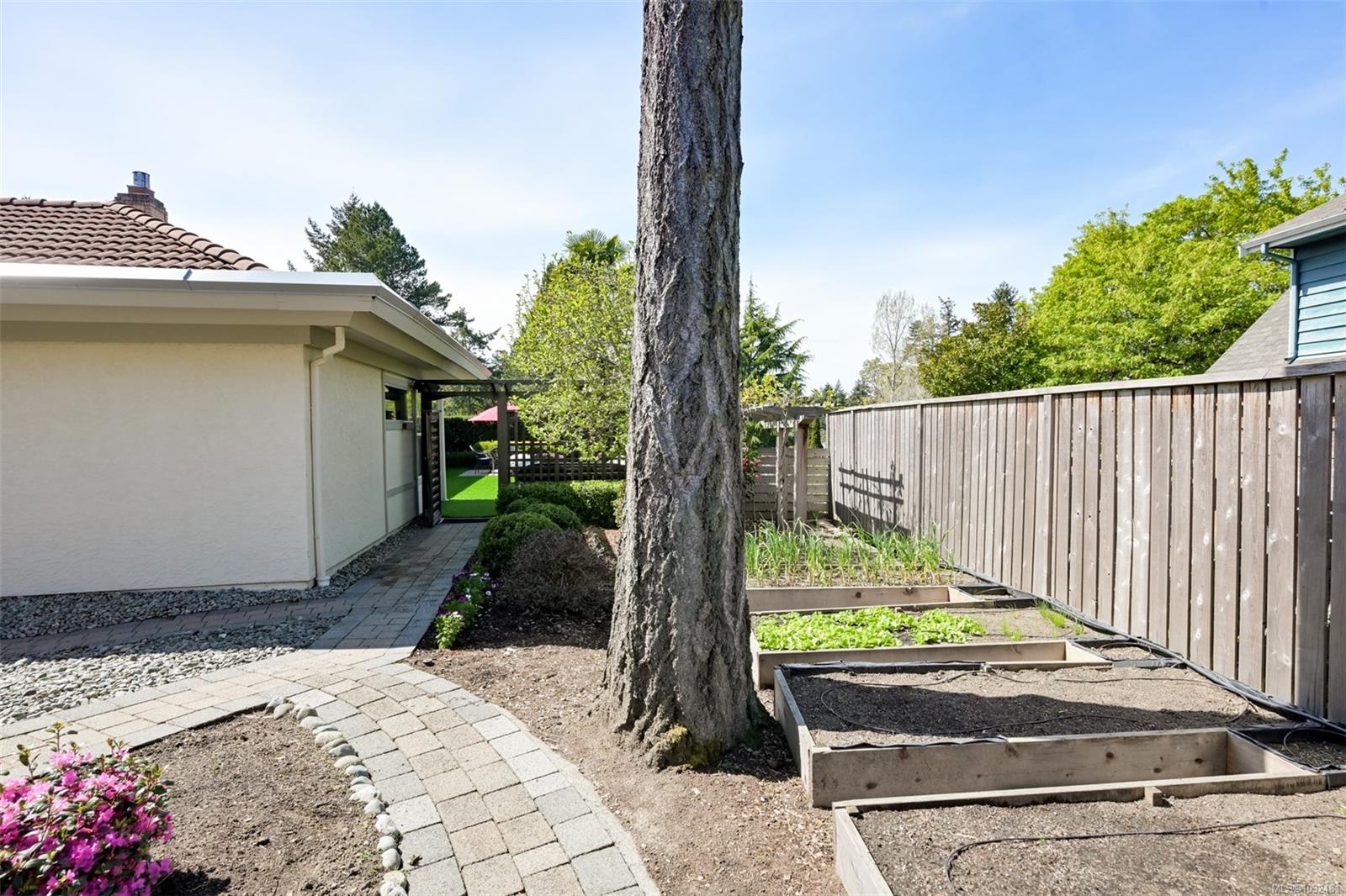 2770 Arbutus Rd