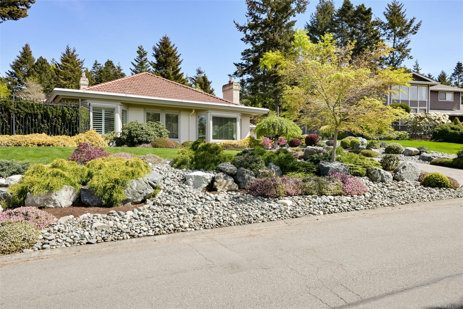 2770 Arbutus Rd