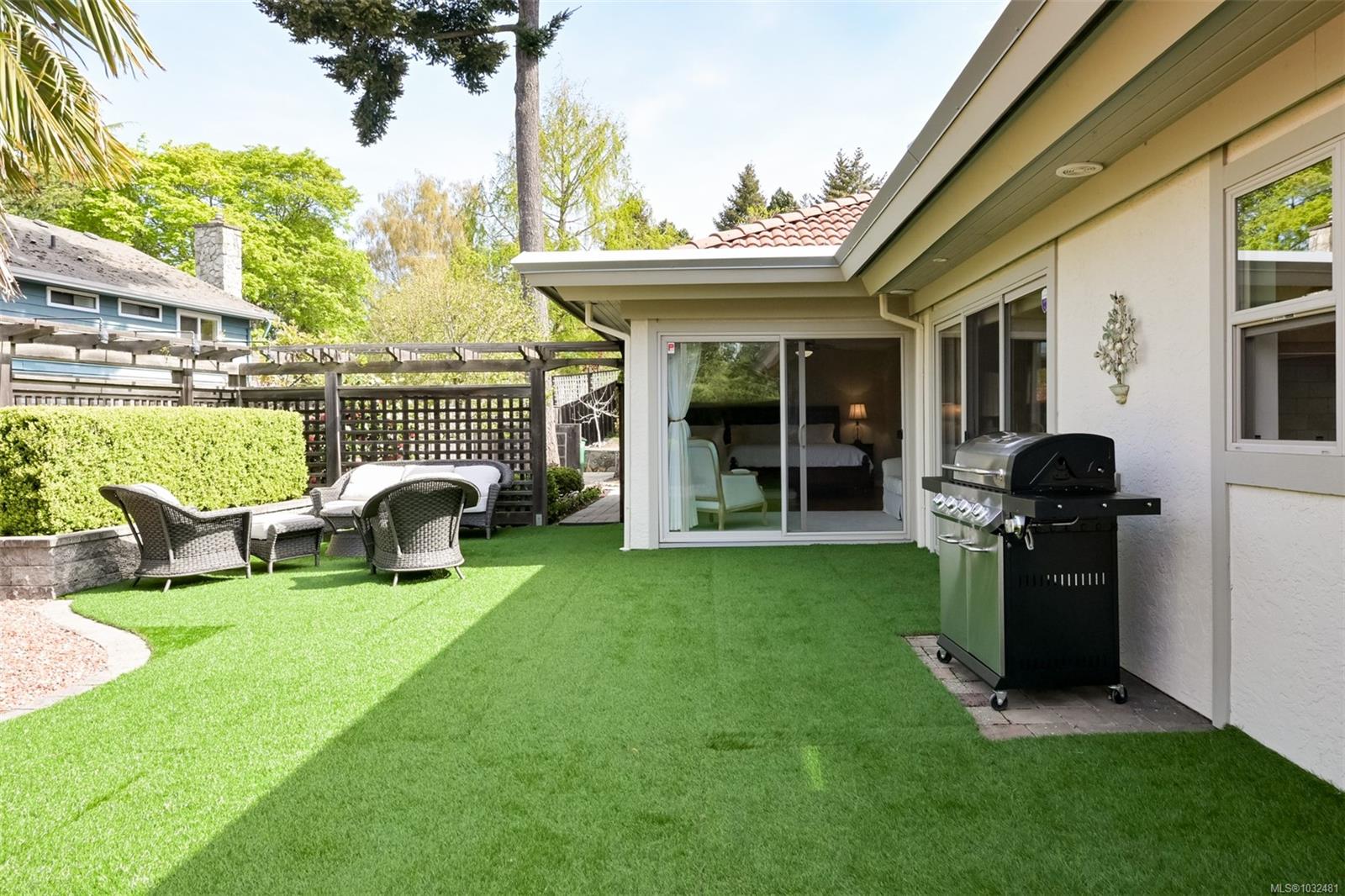 2770 Arbutus Rd
