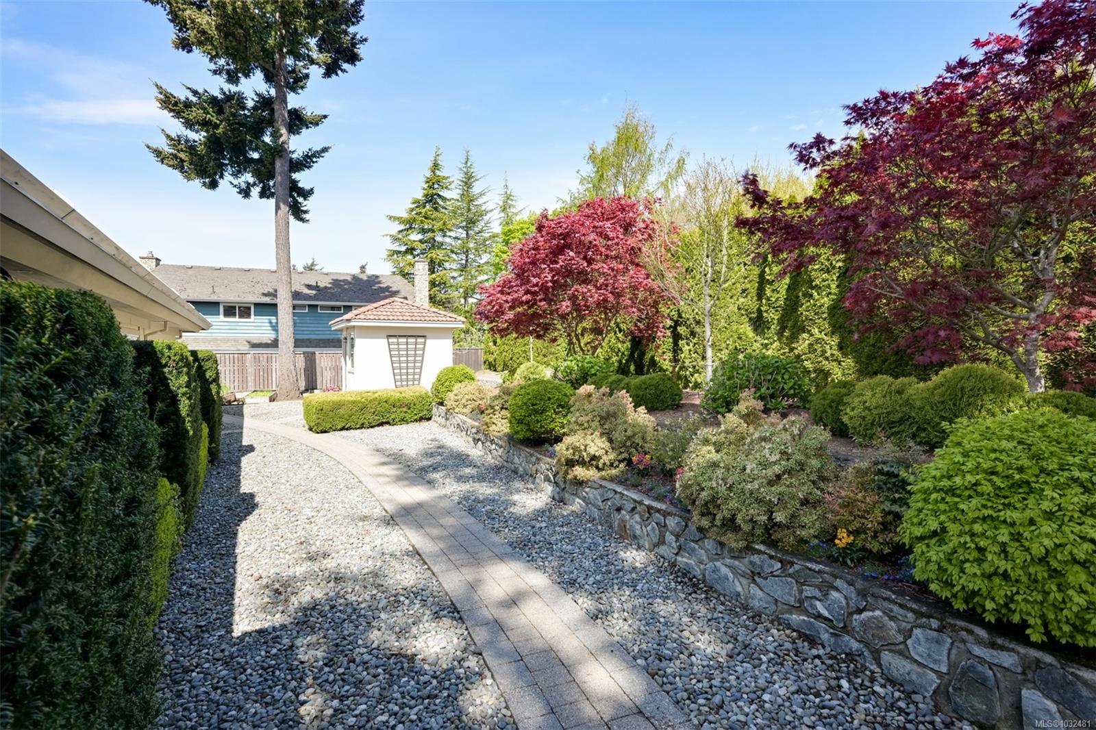 2770 Arbutus Rd