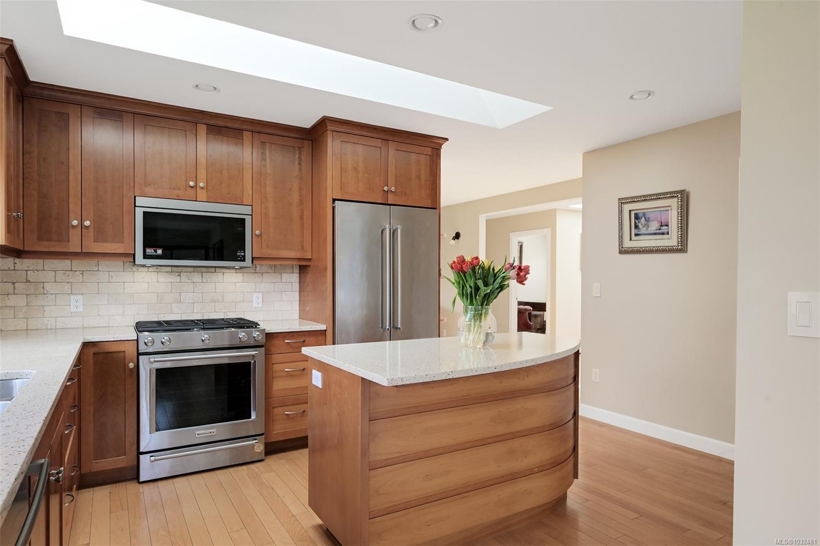 2770 Arbutus Rd