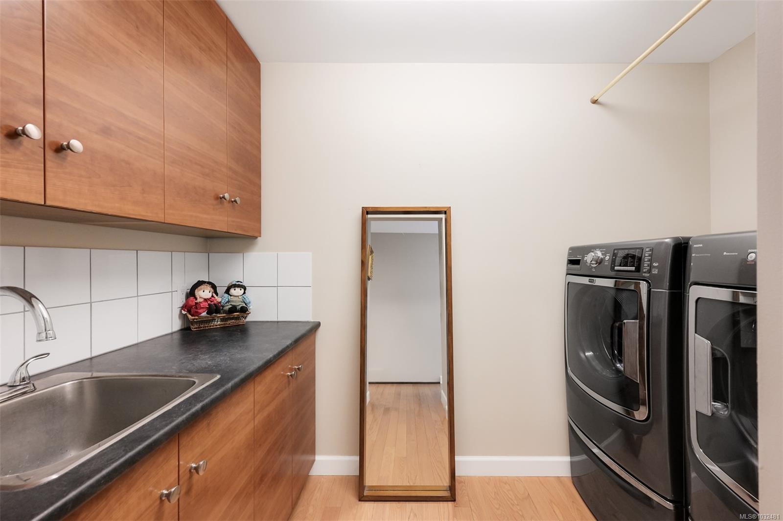2770 Arbutus Rd