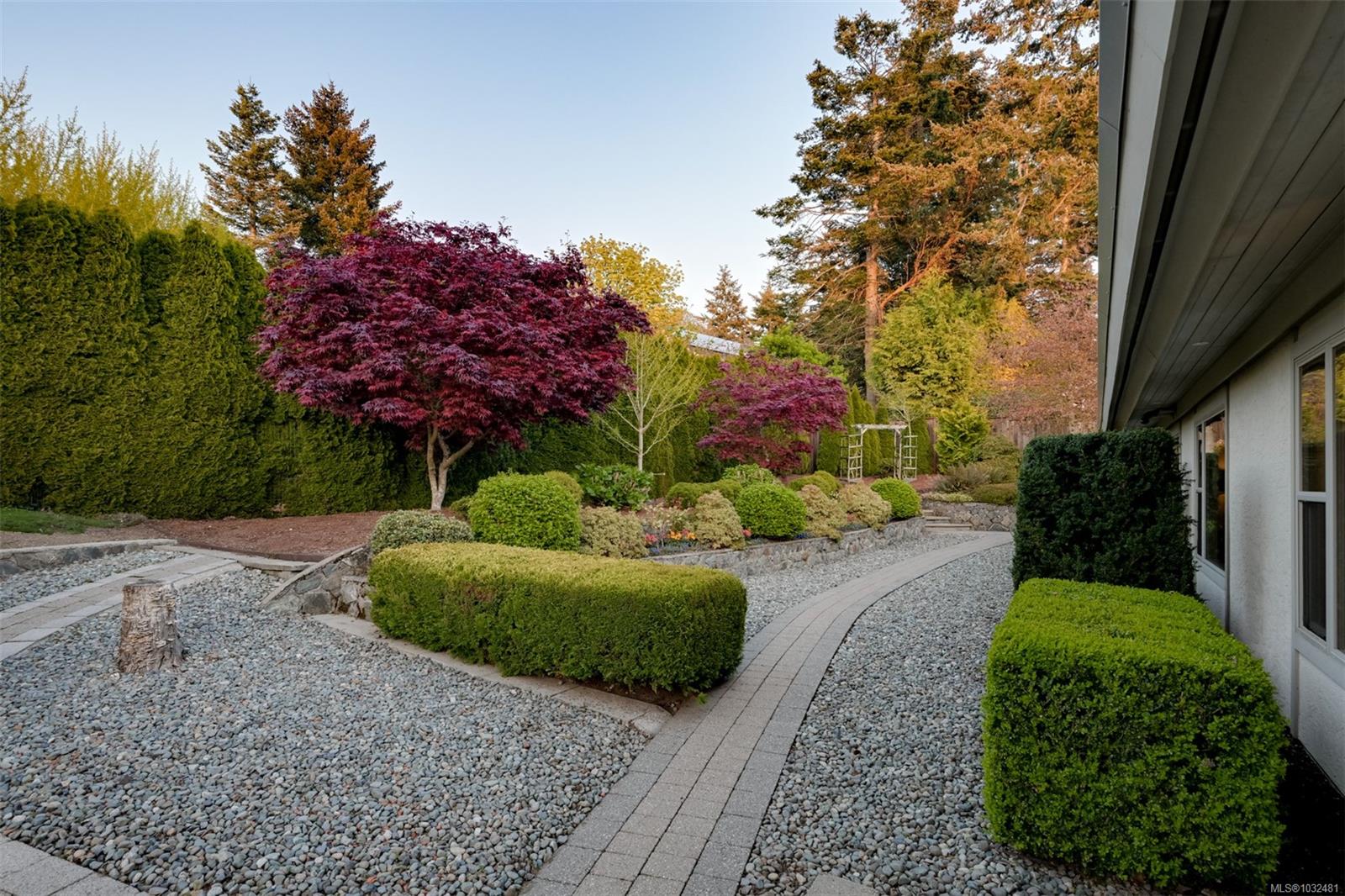 2770 Arbutus Rd