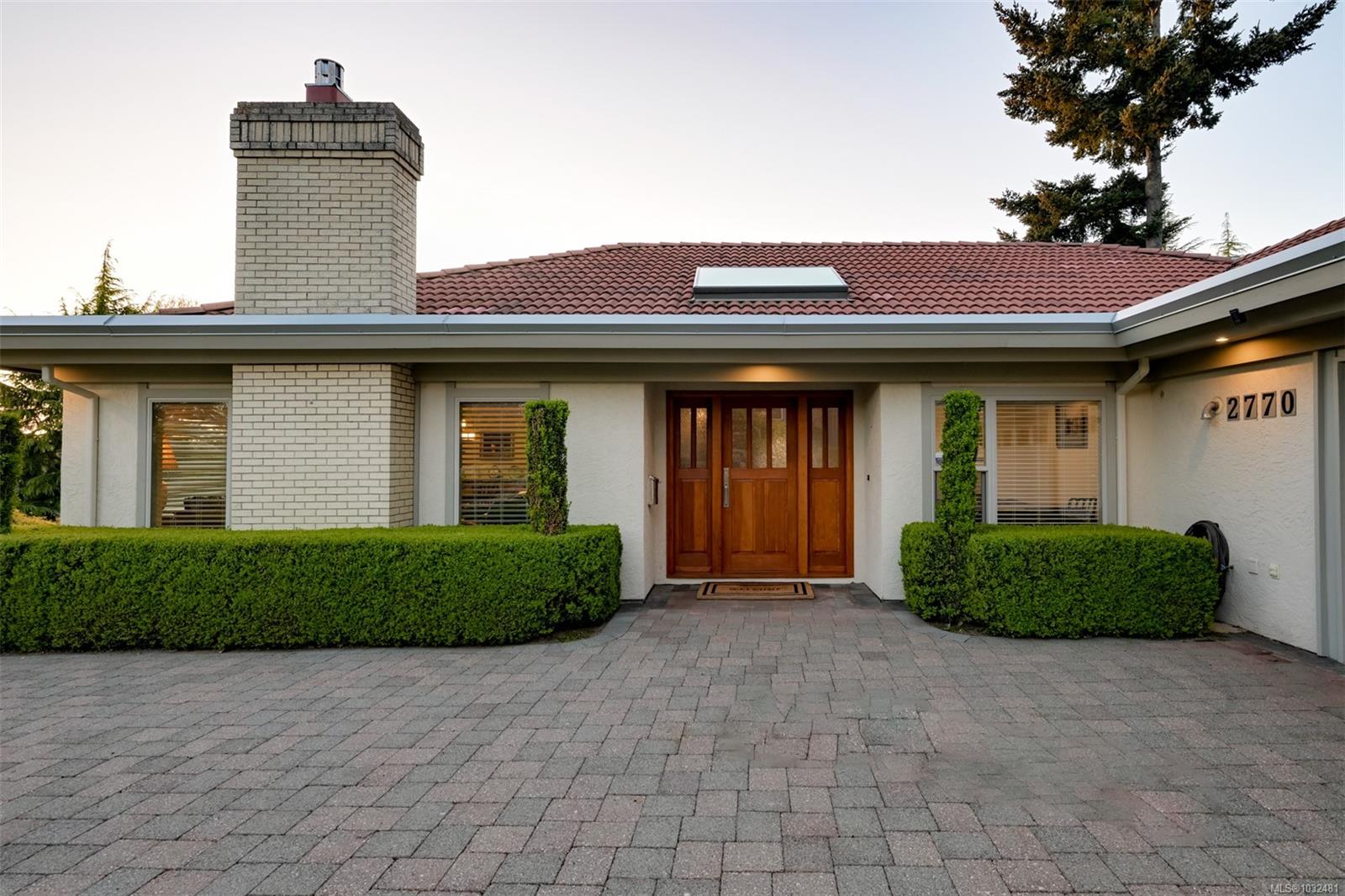 2770 Arbutus Rd