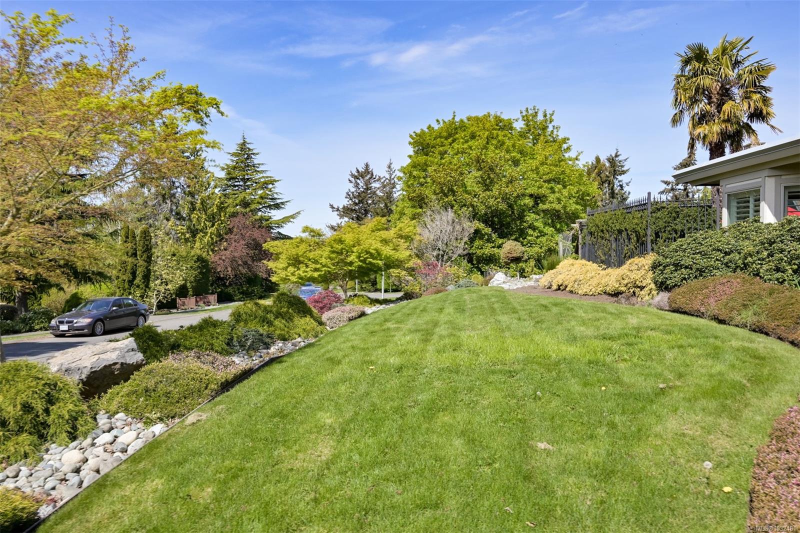 2770 Arbutus Rd