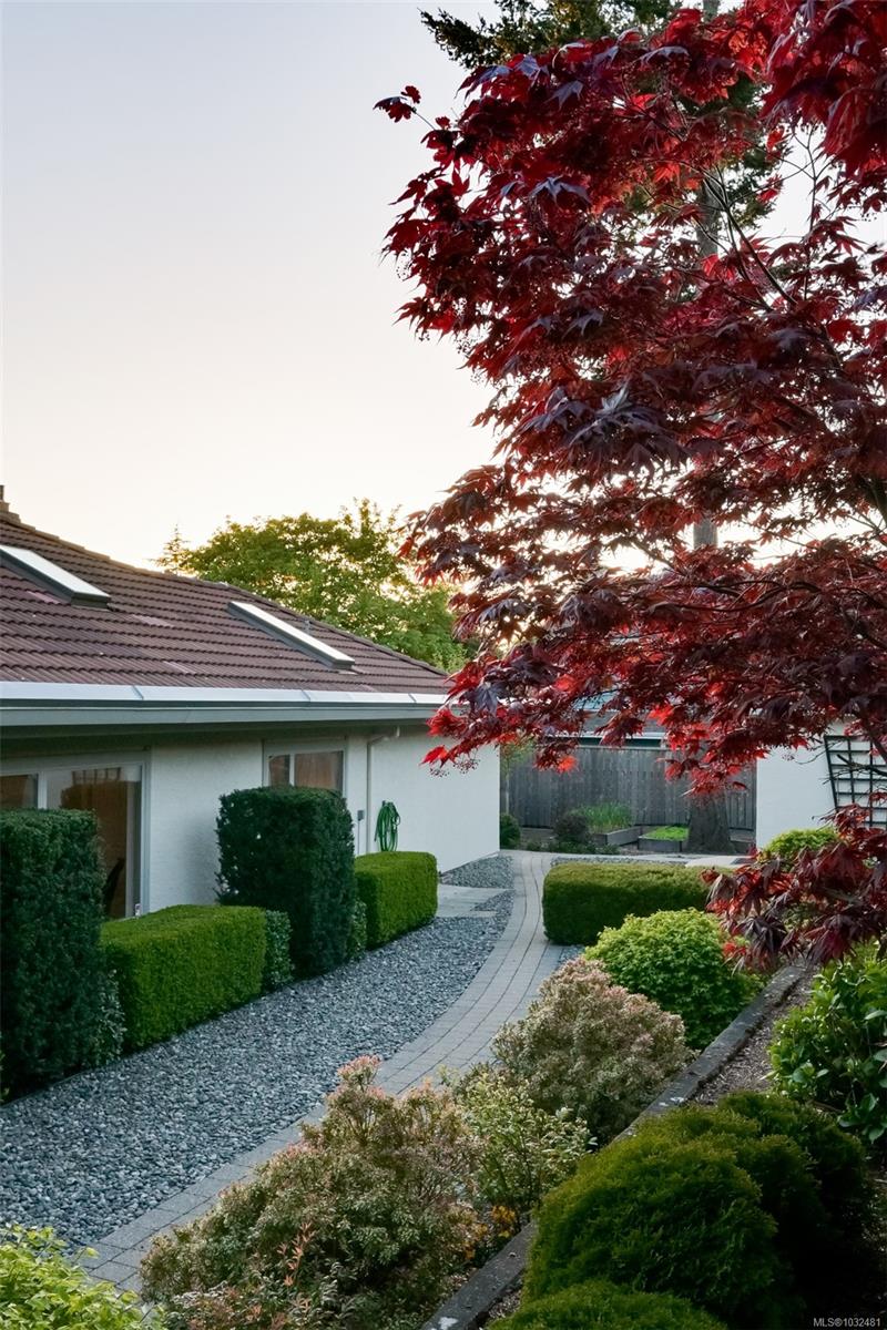 2770 Arbutus Rd