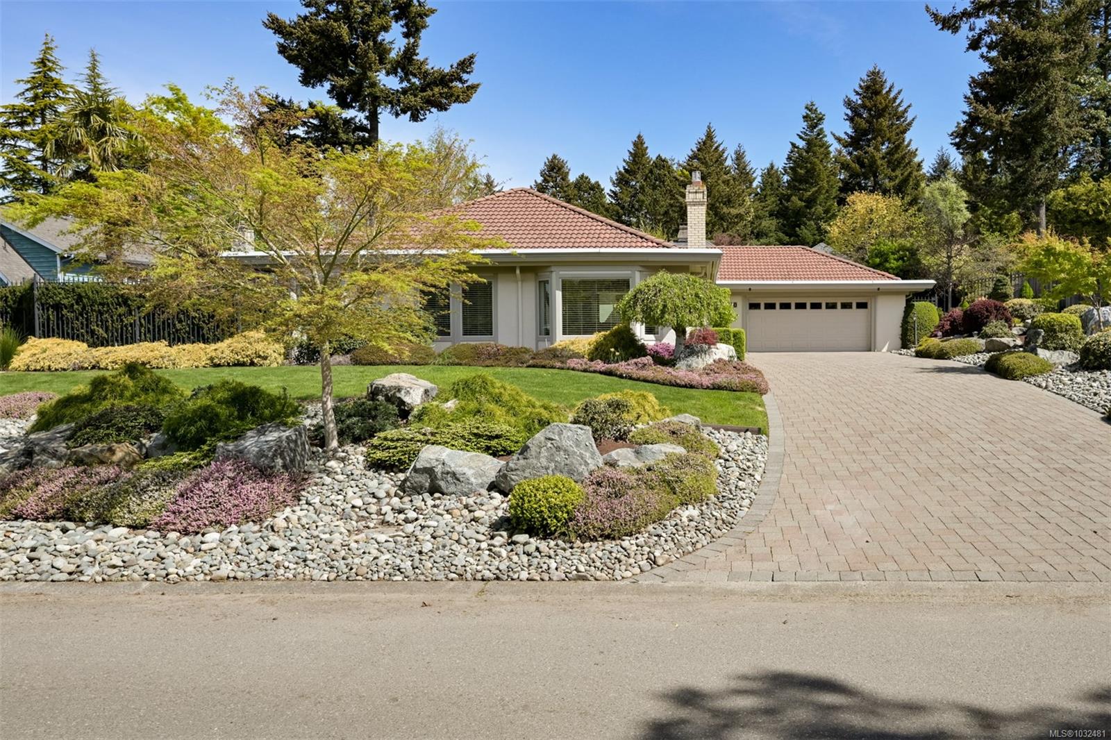 2770 Arbutus Rd