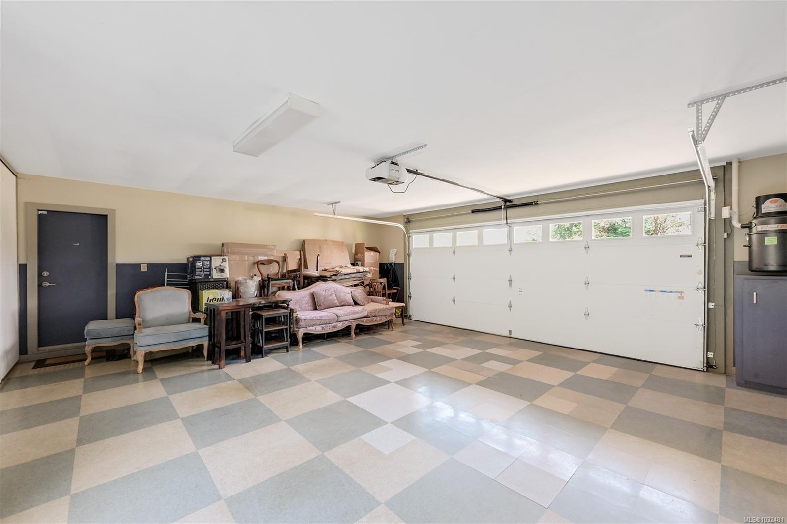 2770 Arbutus Rd