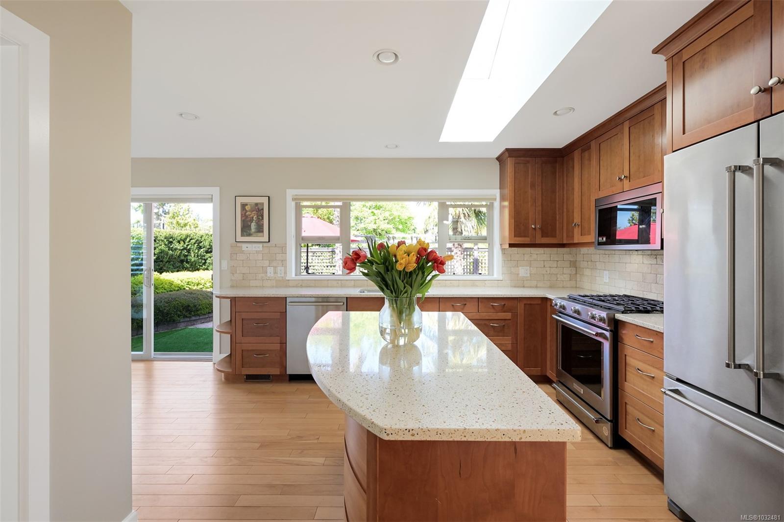 2770 Arbutus Rd