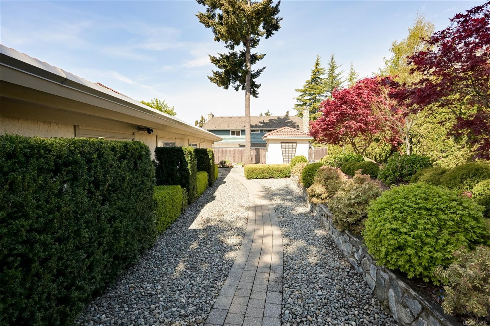 2770 Arbutus Rd