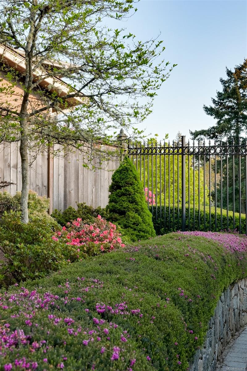 2770 Arbutus Rd