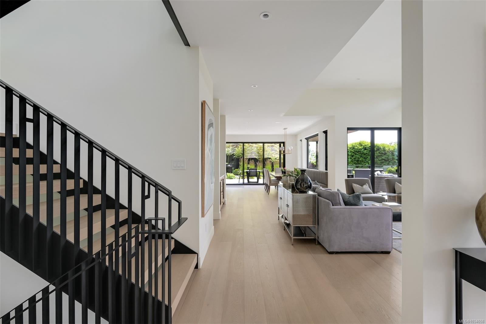 717 Robleda Cres