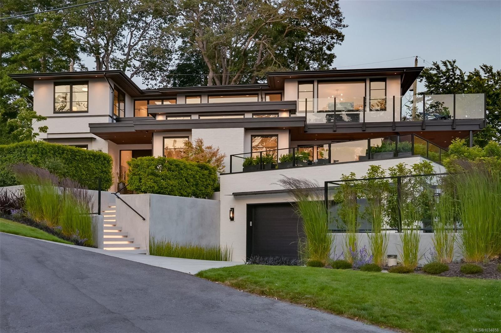 717 Robleda Cres