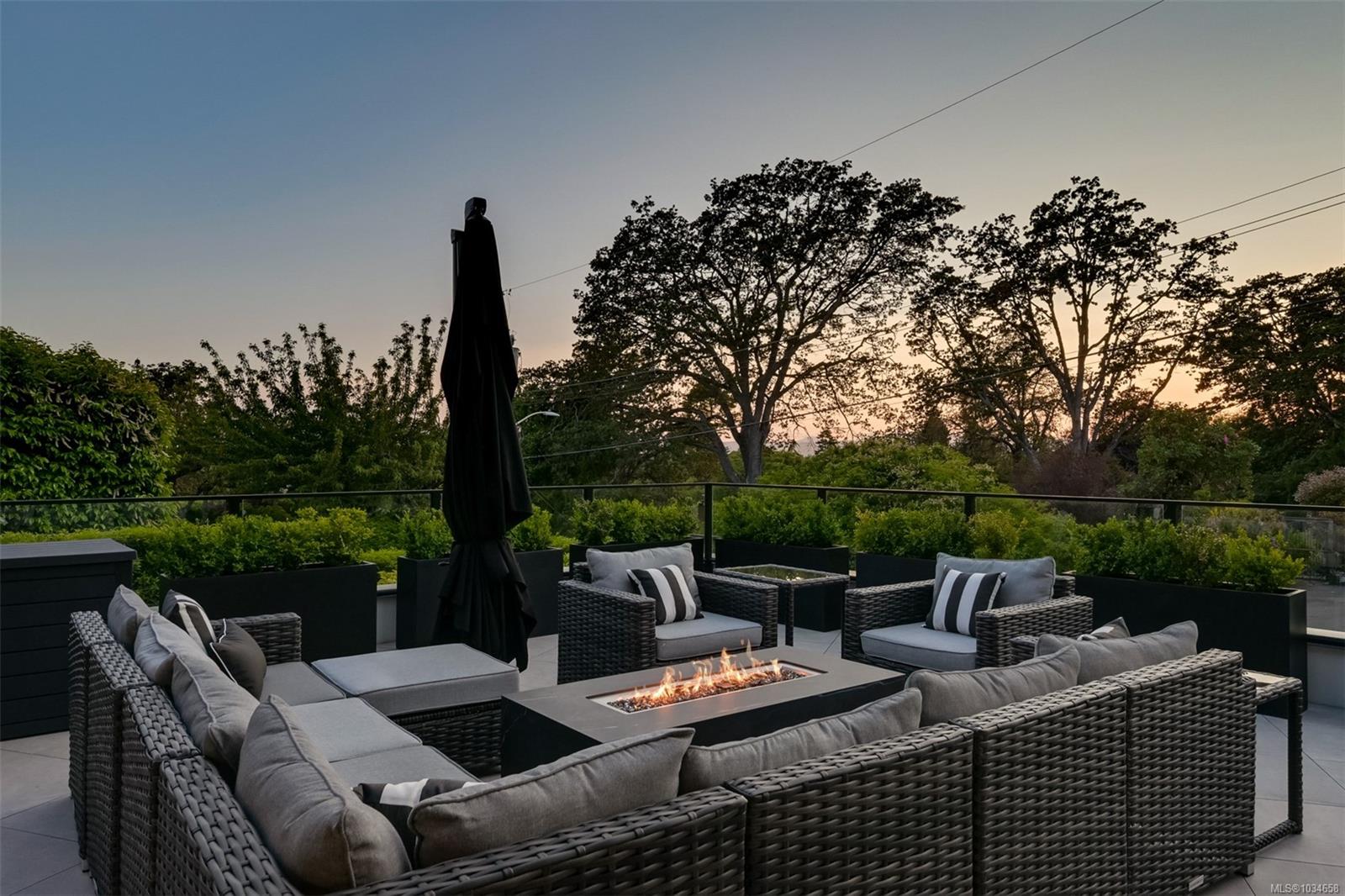717 Robleda Cres