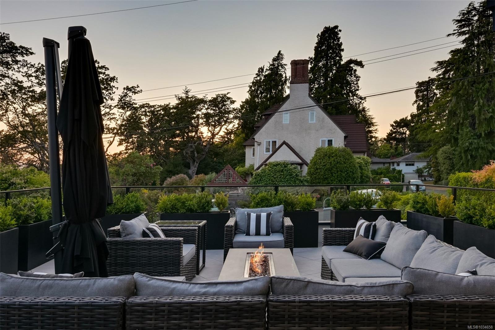 717 Robleda Cres