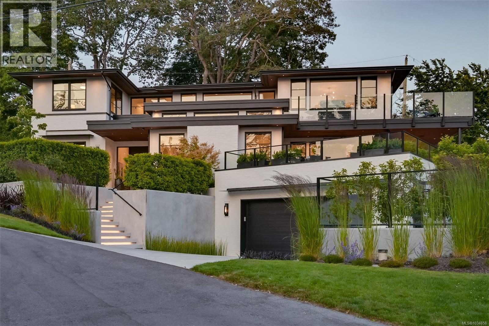 717 Robleda Cres