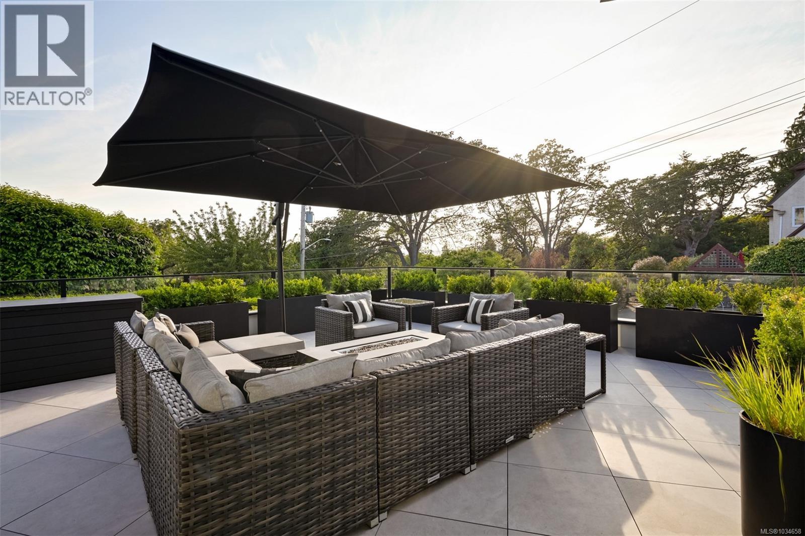717 Robleda Cres