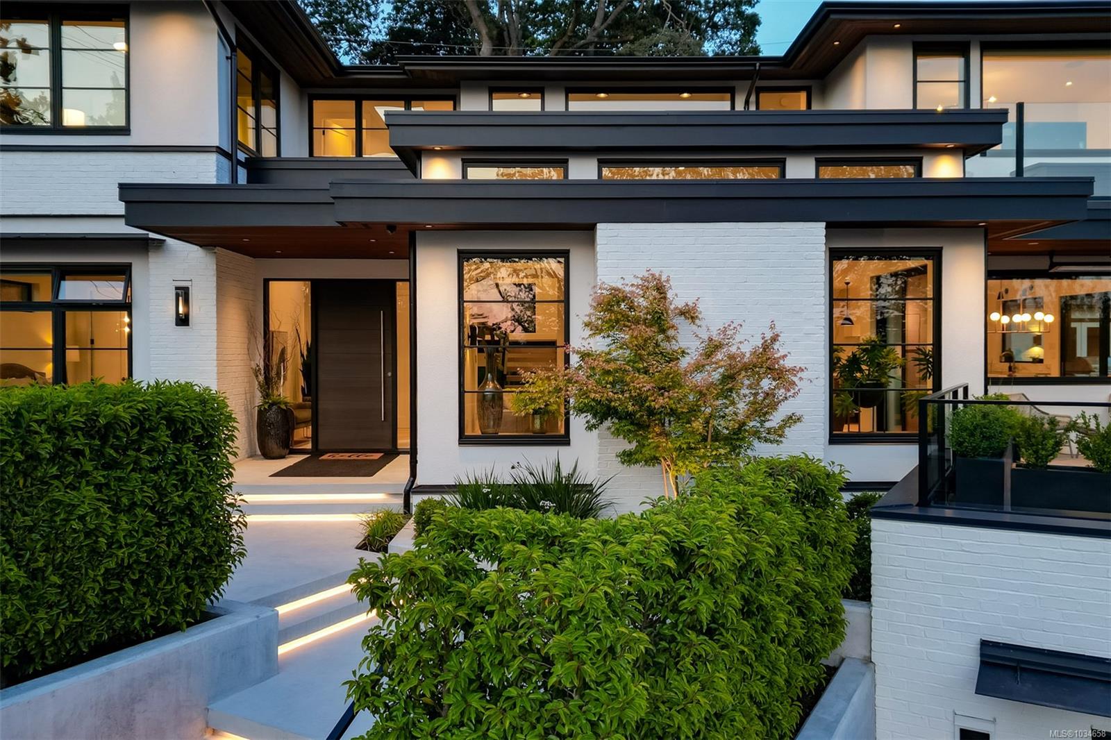 717 Robleda Cres
