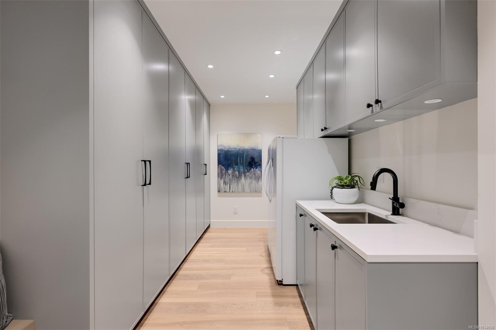 717 Robleda Cres