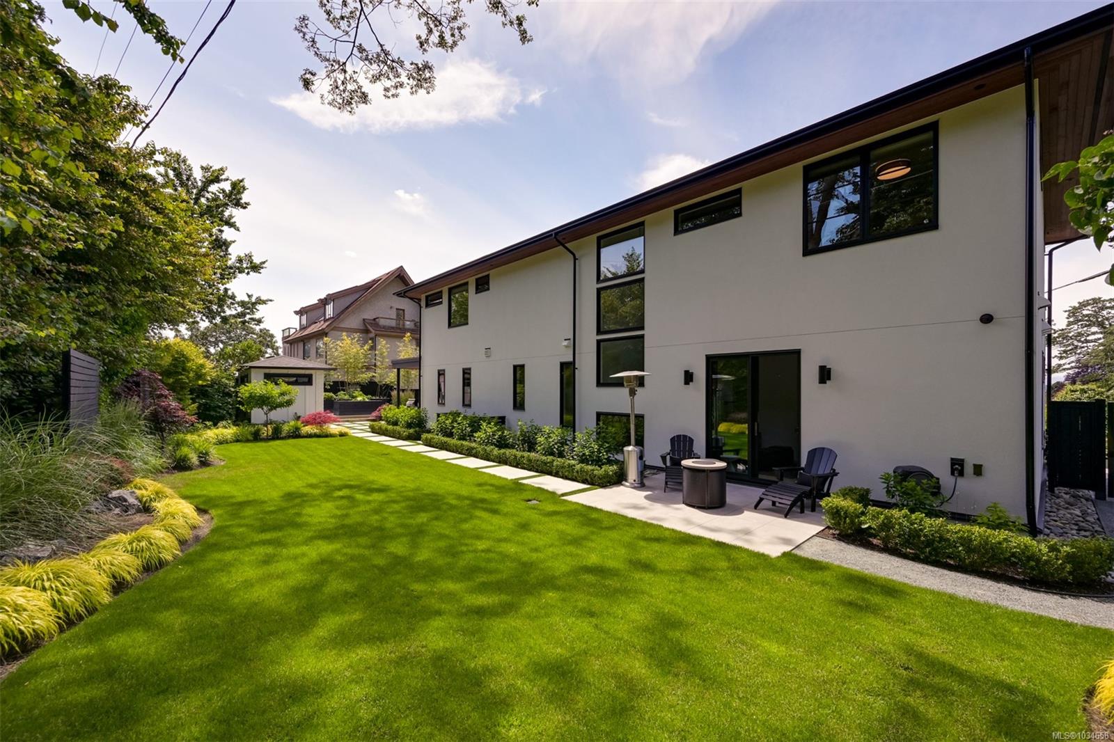 717 Robleda Cres