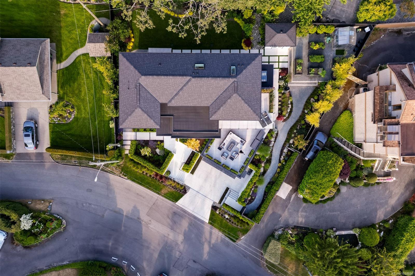 717 Robleda Cres
