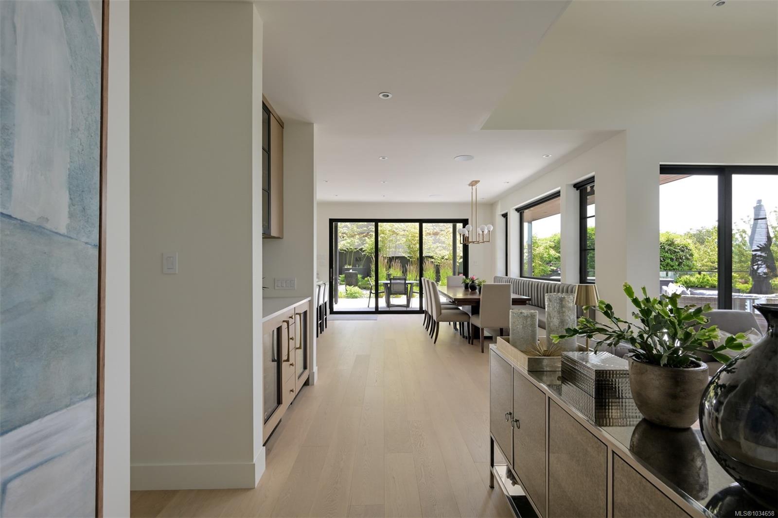 717 Robleda Cres