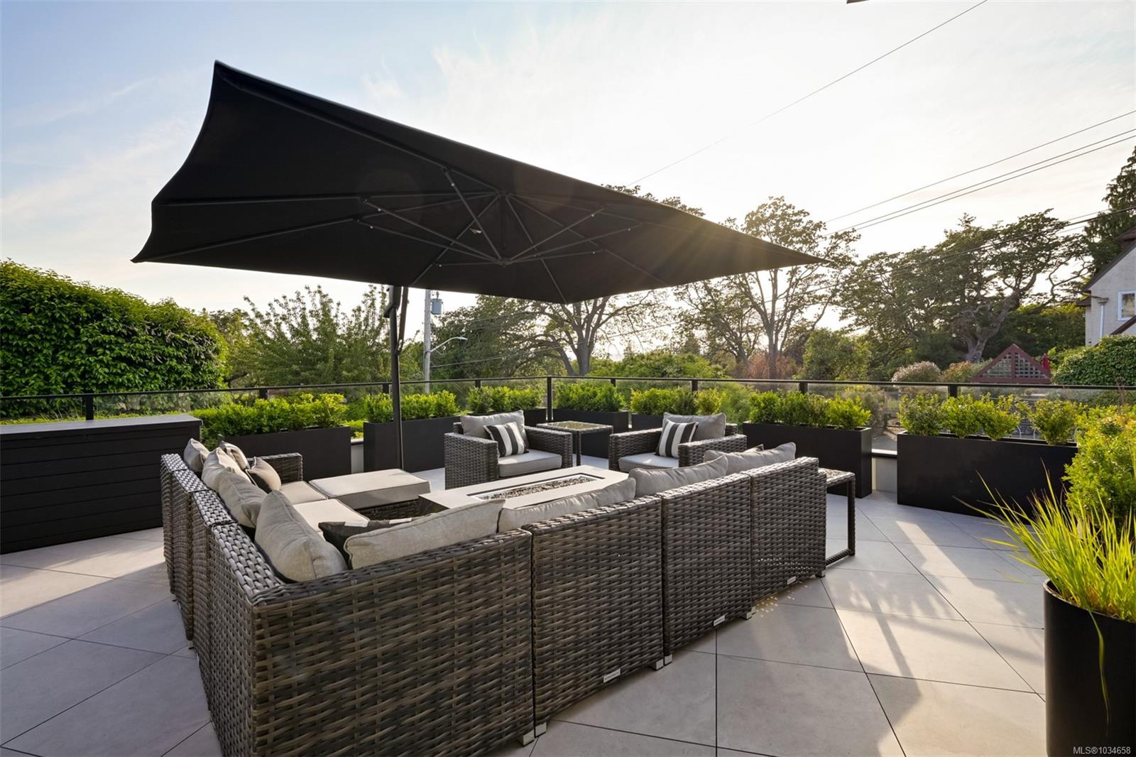 717 Robleda Cres