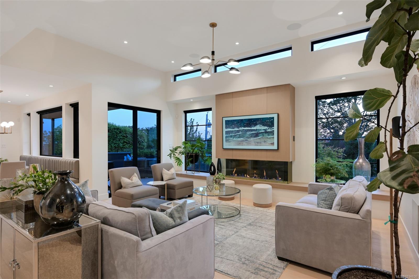717 Robleda Cres