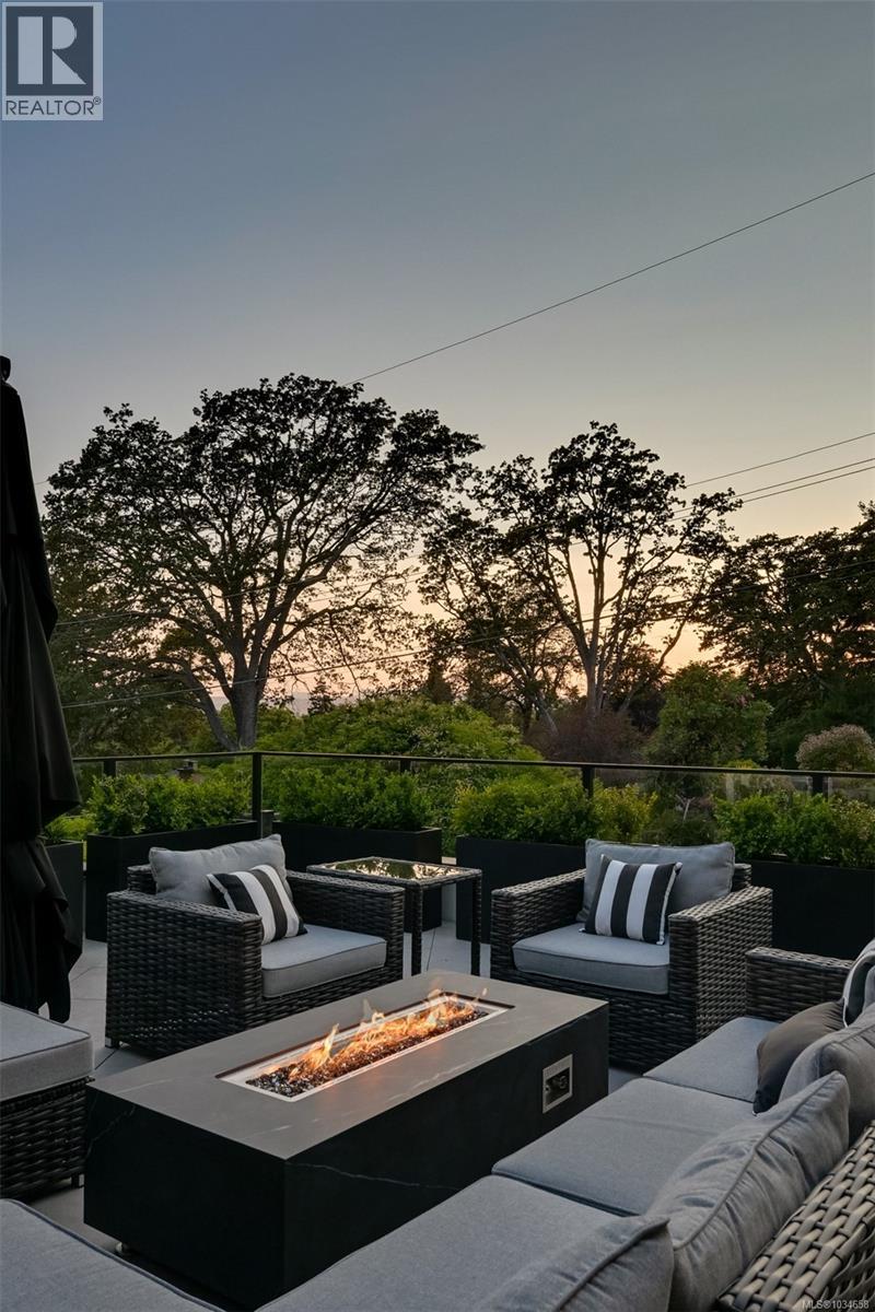 717 Robleda Cres