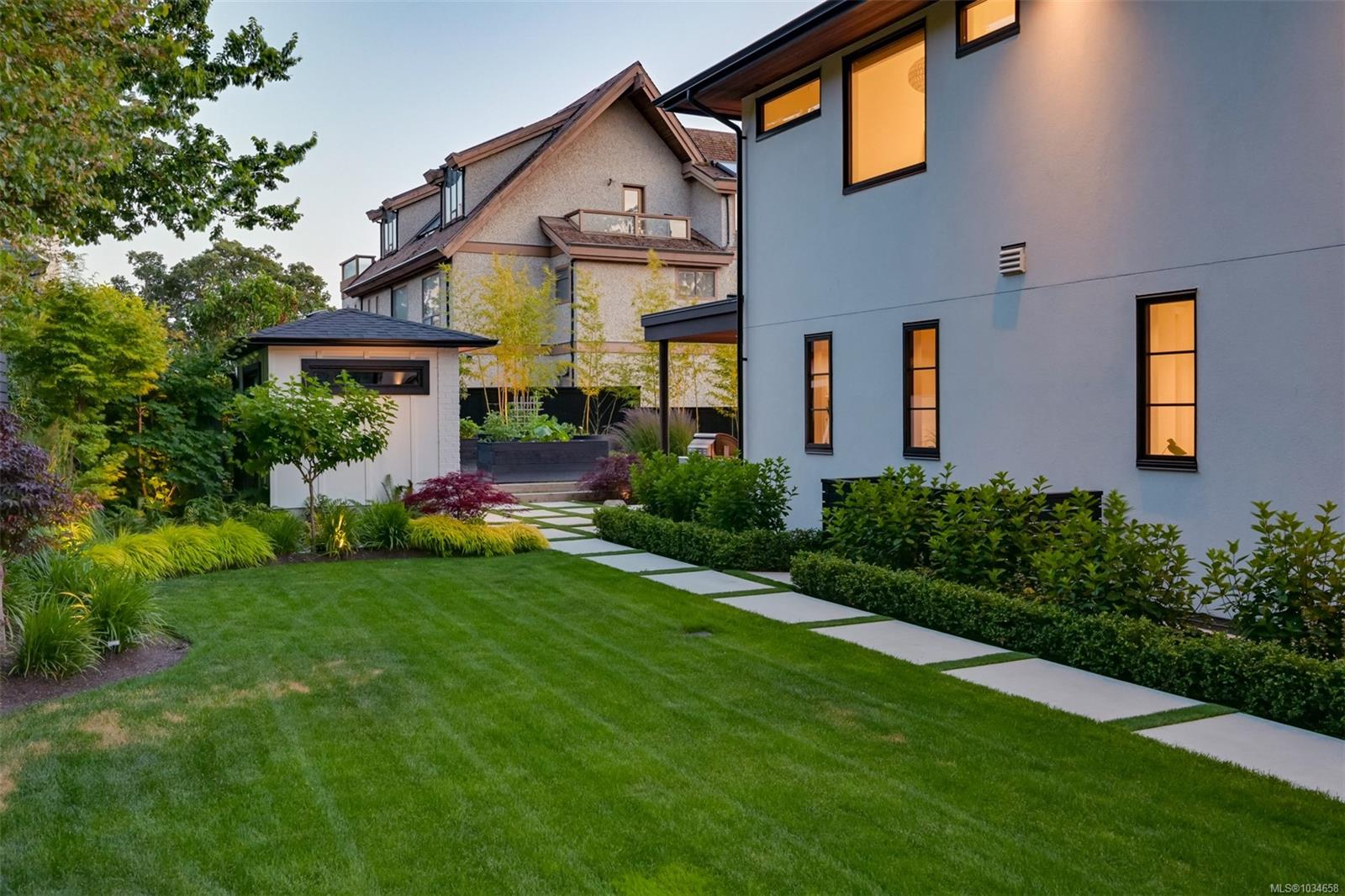 717 Robleda Cres