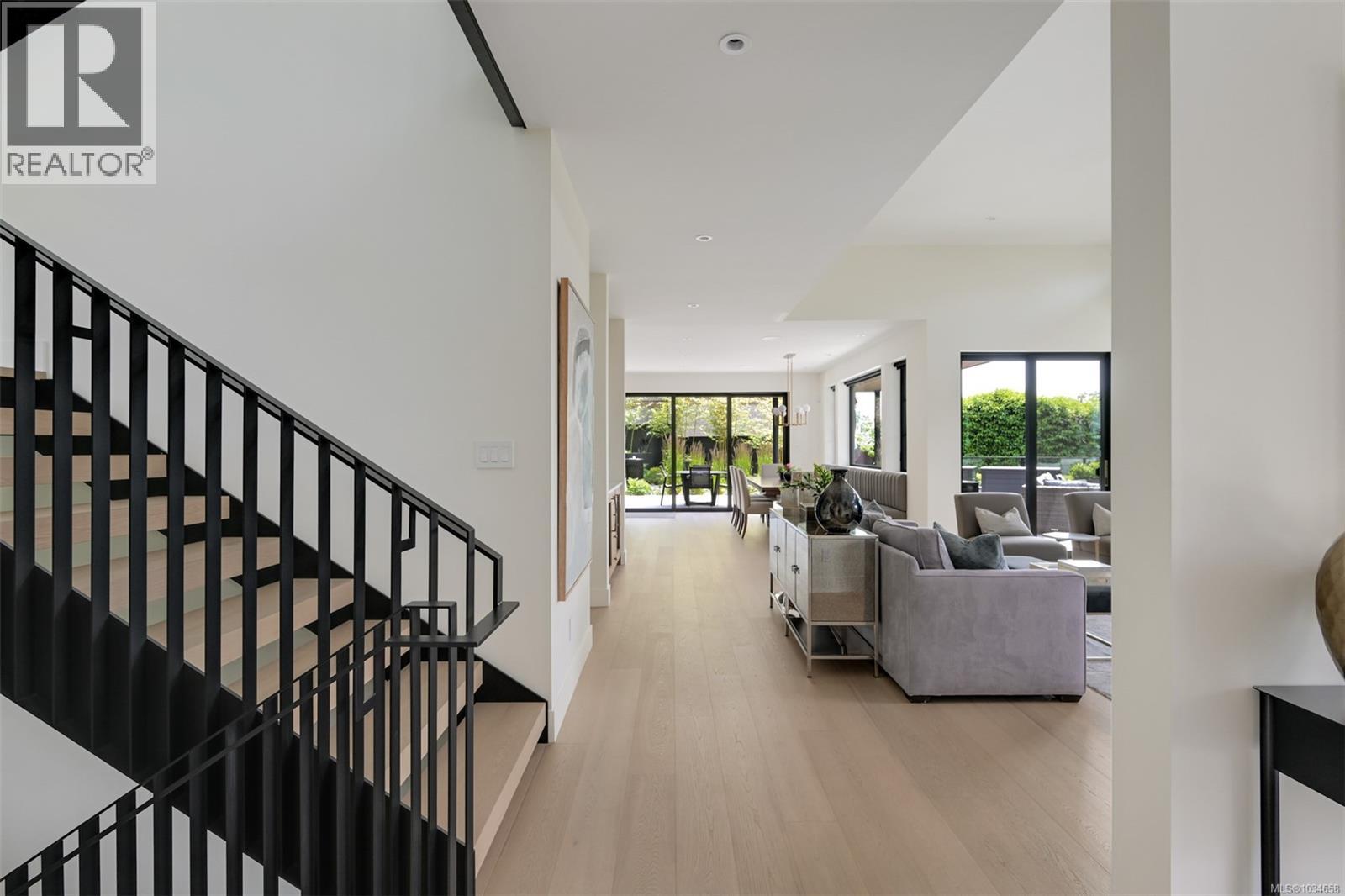 717 Robleda Cres