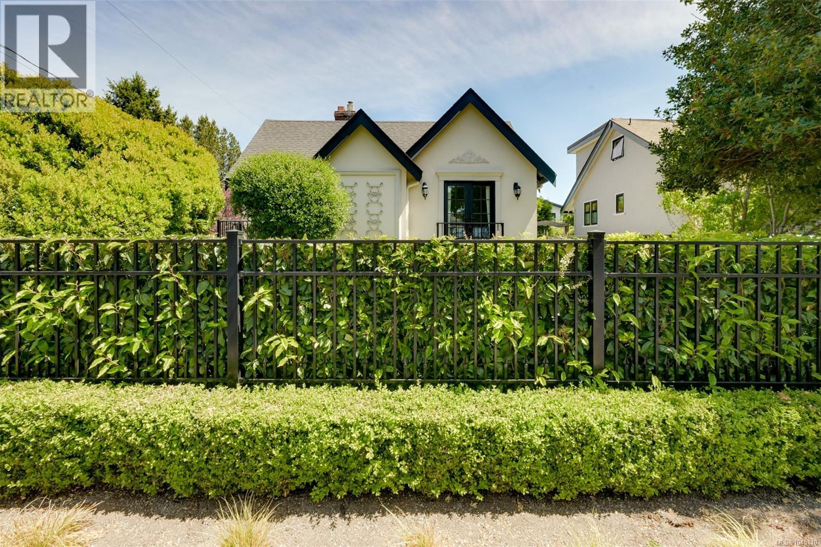 867 Victoria Ave