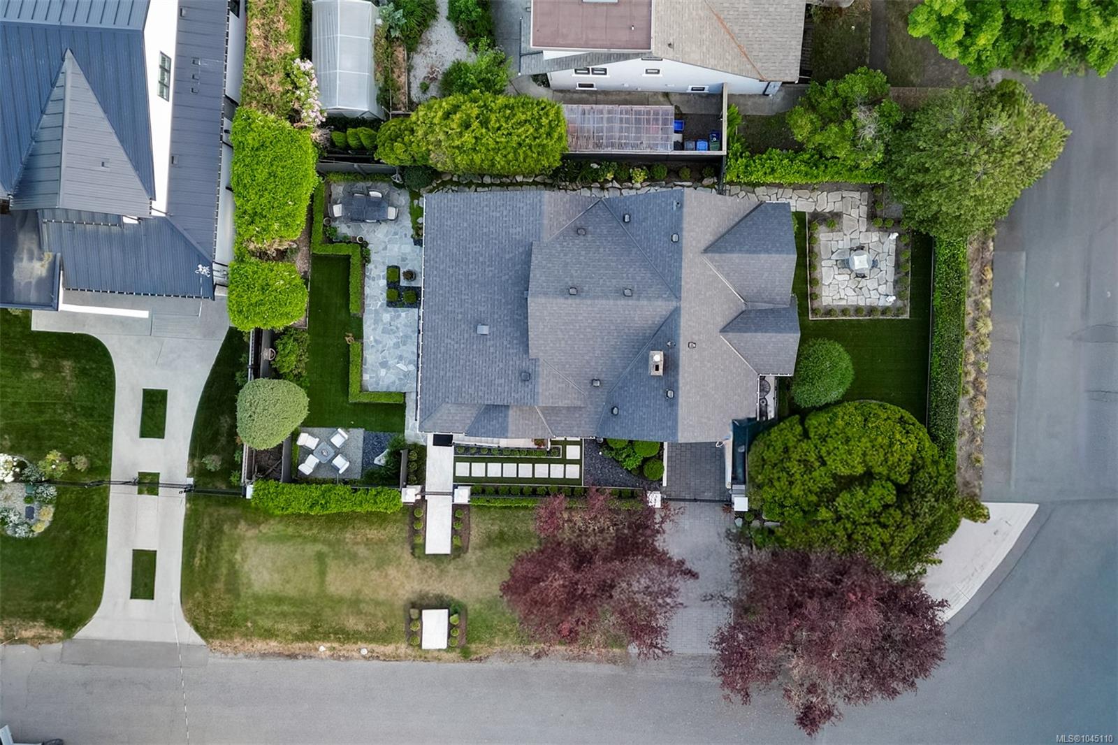 867 Victoria Ave