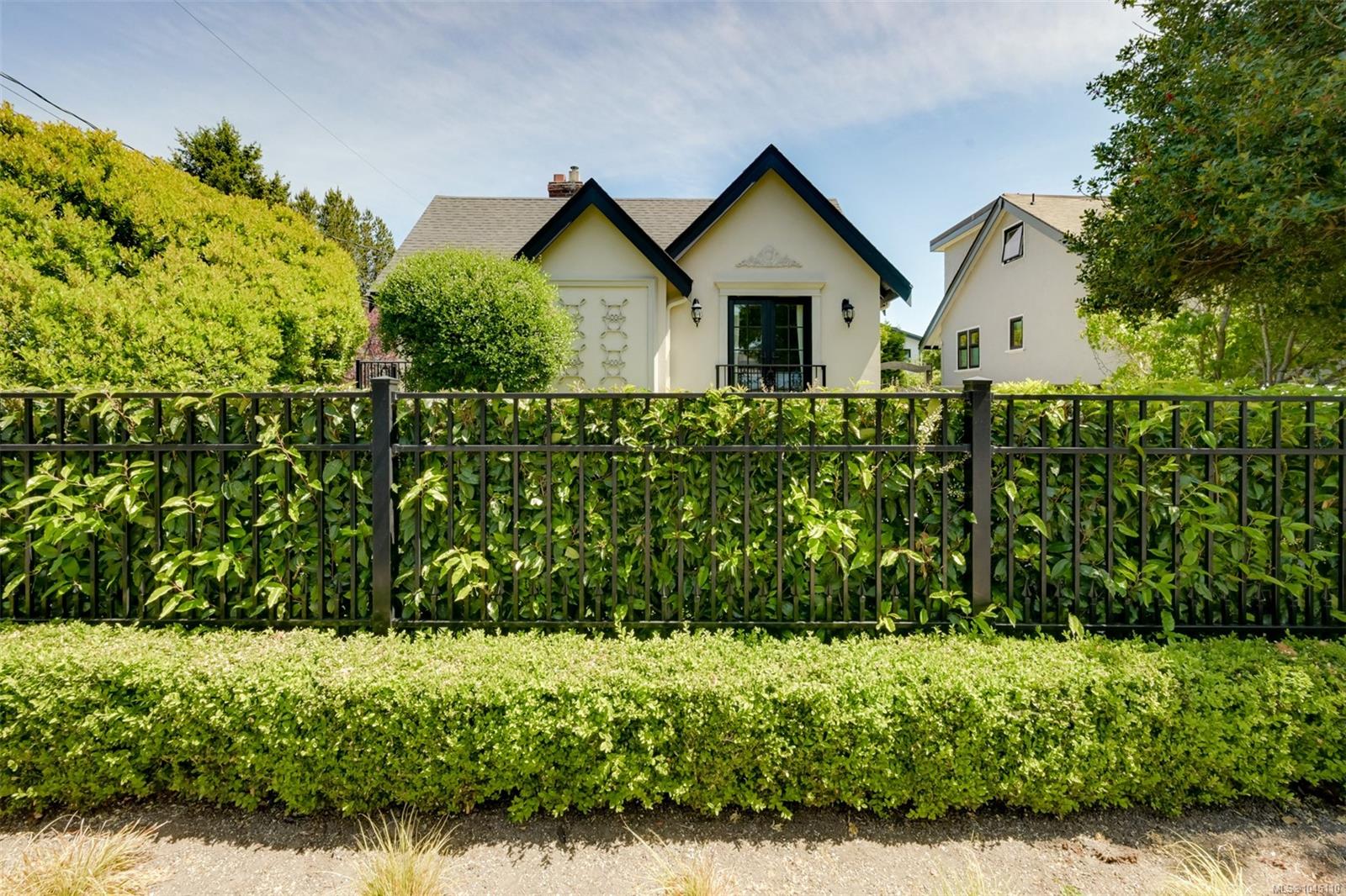 867 Victoria Ave