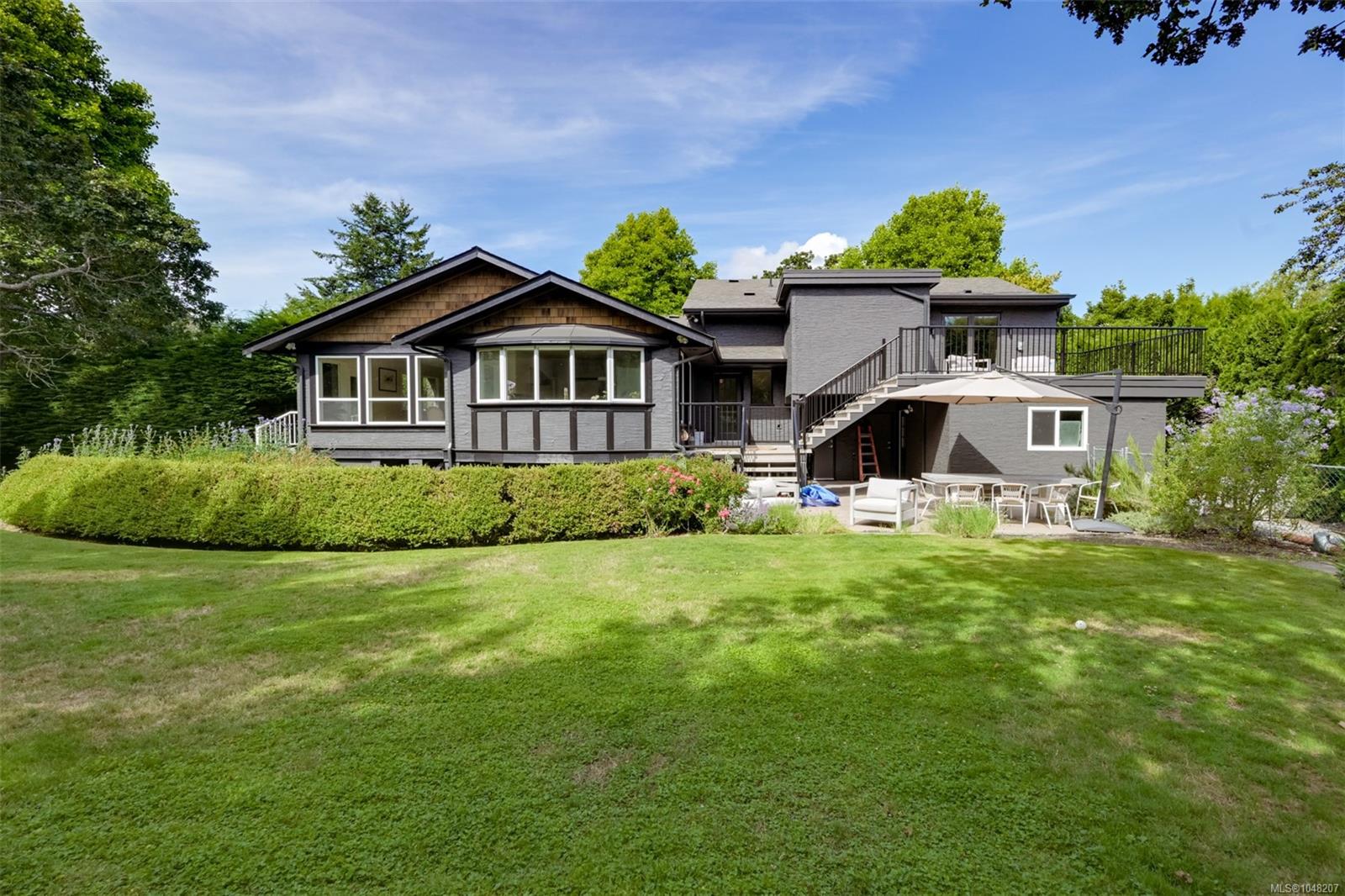3055 Beach Dr