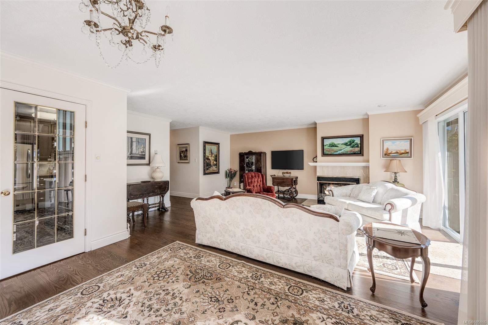 5110 Cordova Bay Rd # 39