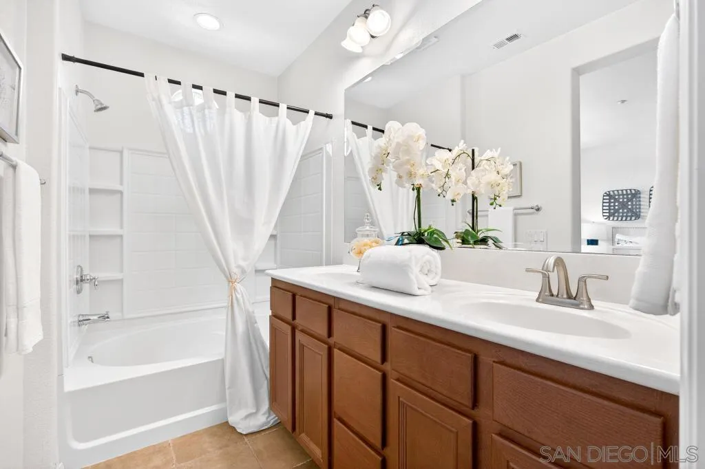 17059 Calle Trevino, Unit 5