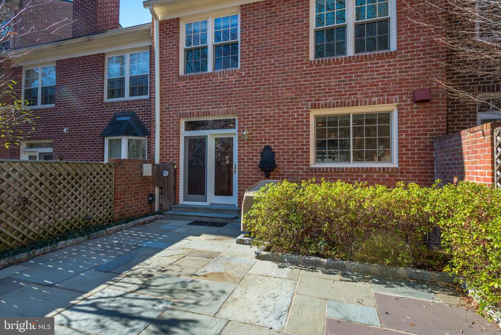 3911 IVY TERRACE COURT NW