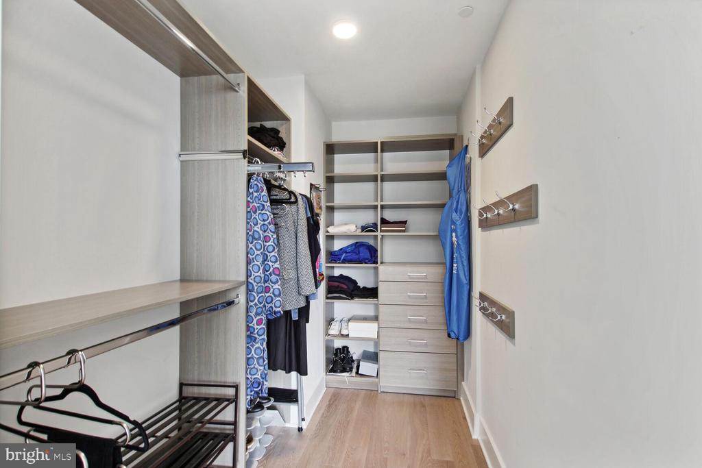 4960 FAIRMONT AVE #1104