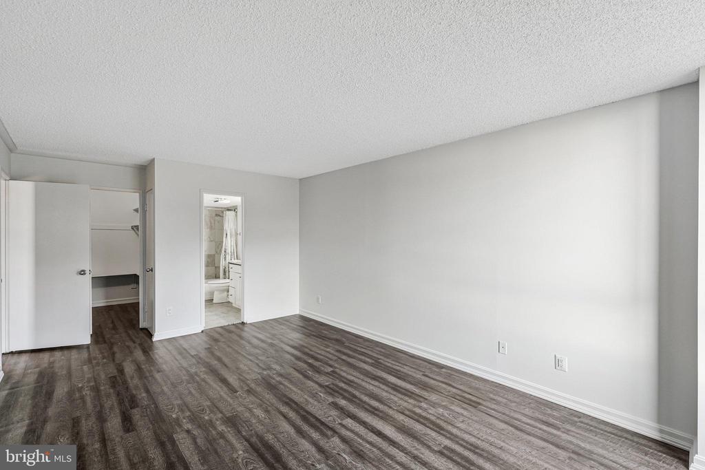 1800 OLD MEADOW ROAD 302