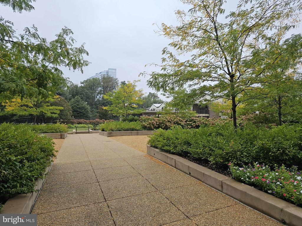 1800 OLD MEADOW ROAD 302
