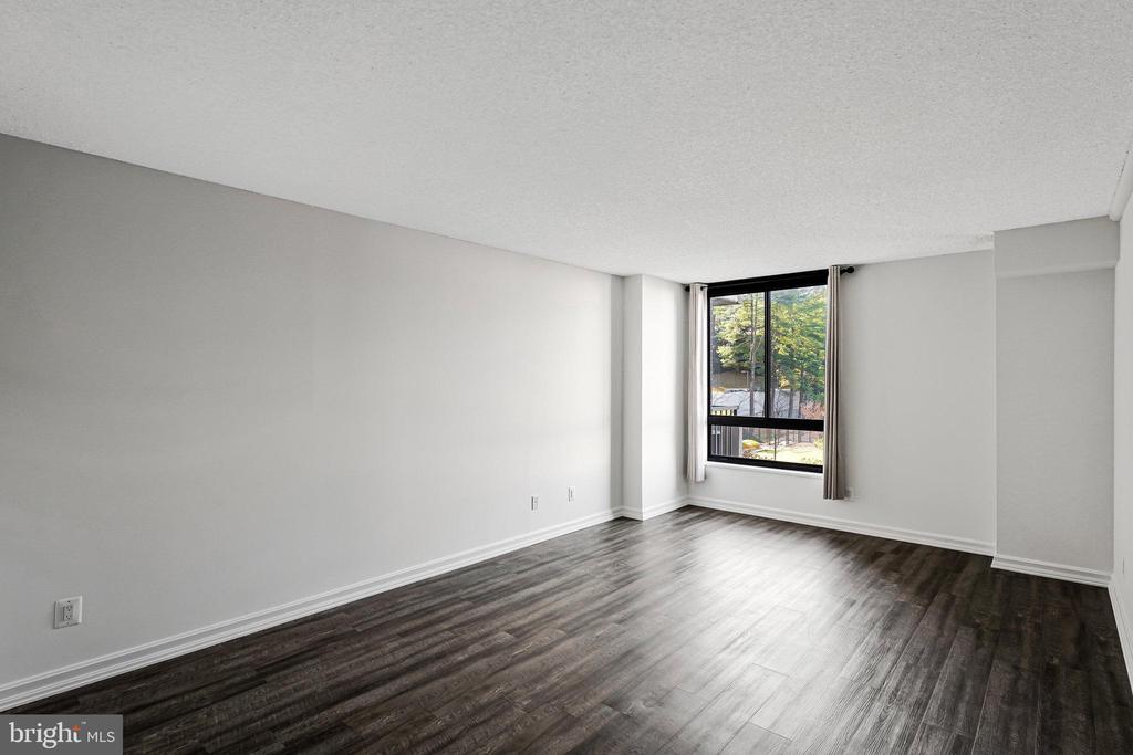 1800 OLD MEADOW ROAD 302