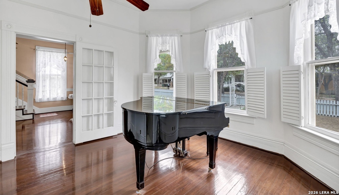 705 E Guenther