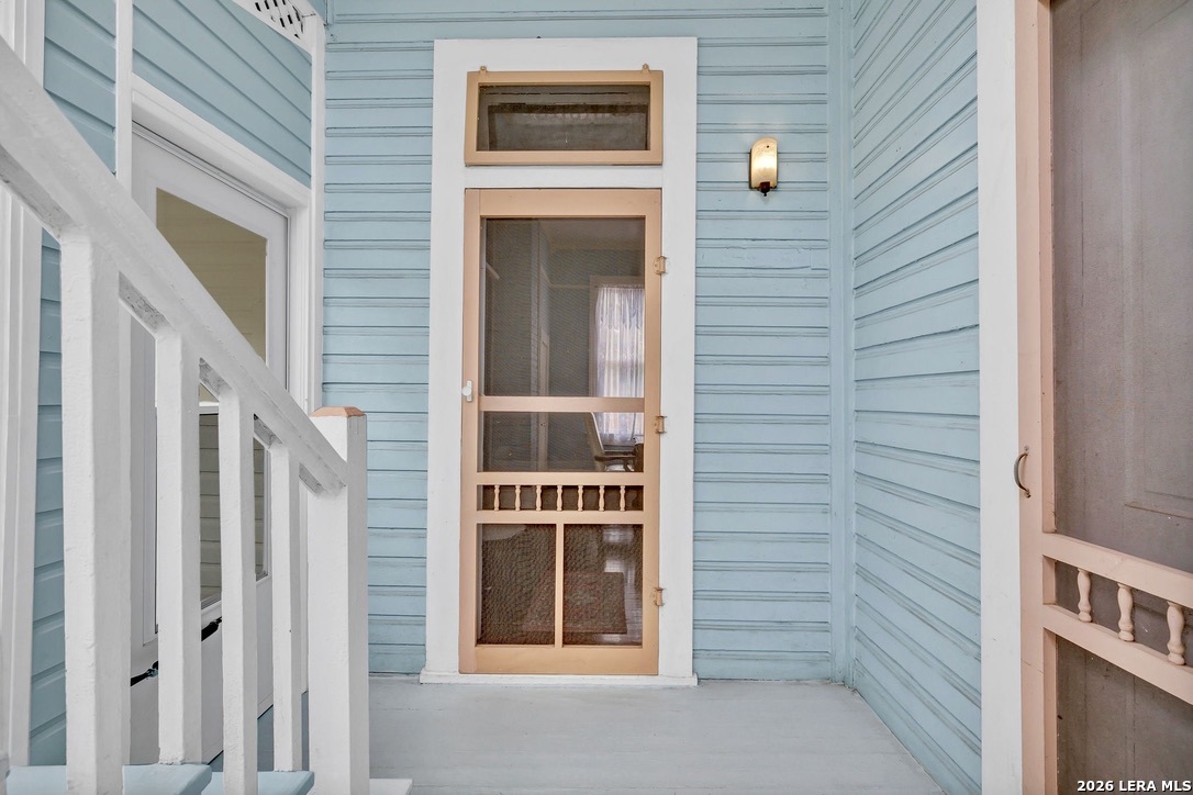 705 E Guenther