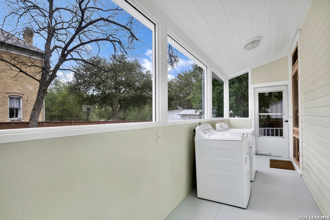 705 E Guenther
