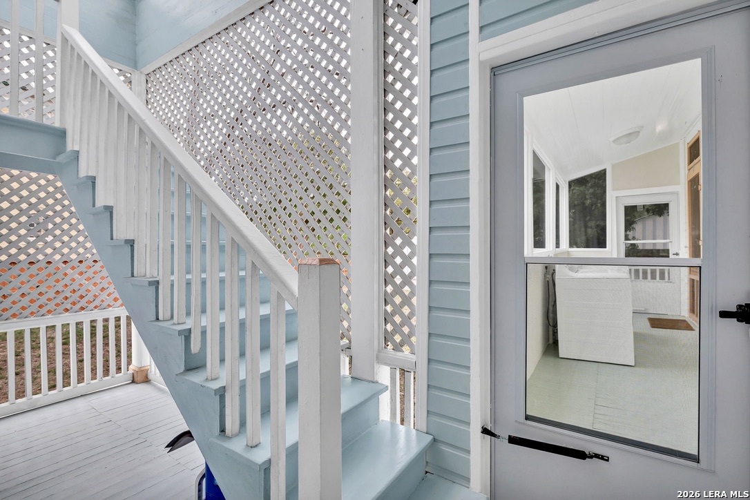 705 E Guenther