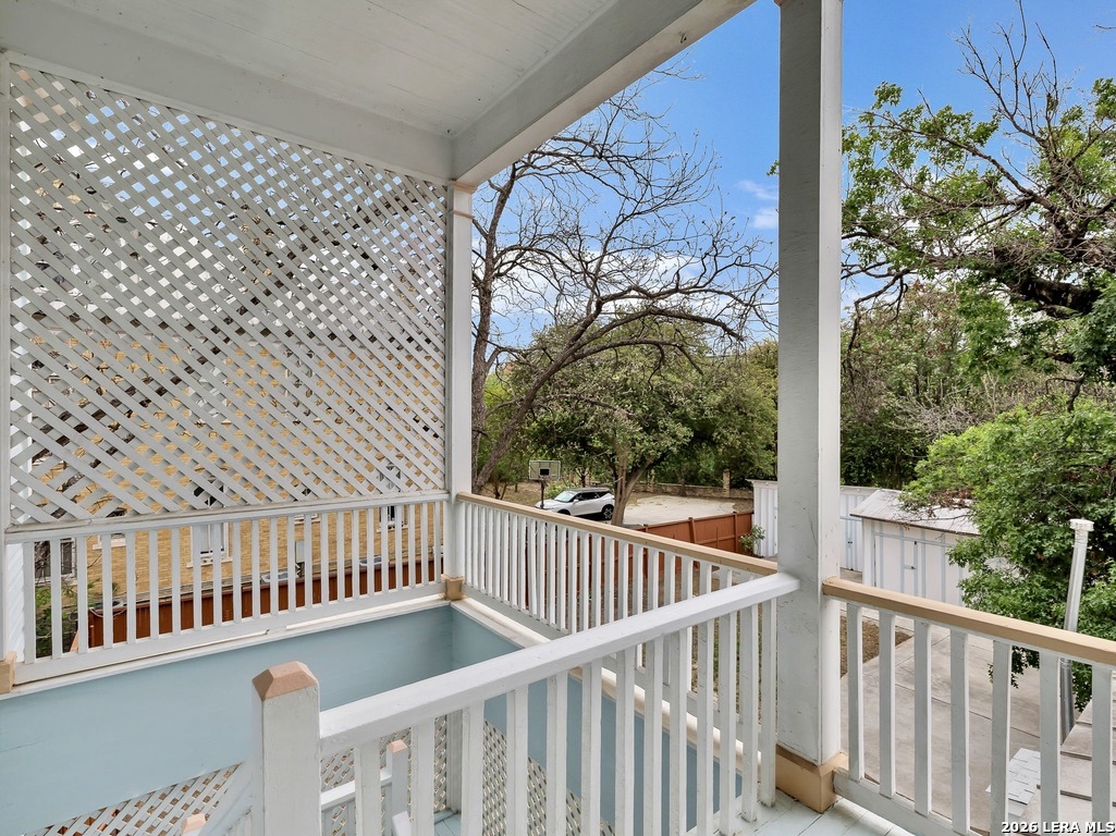 705 E Guenther