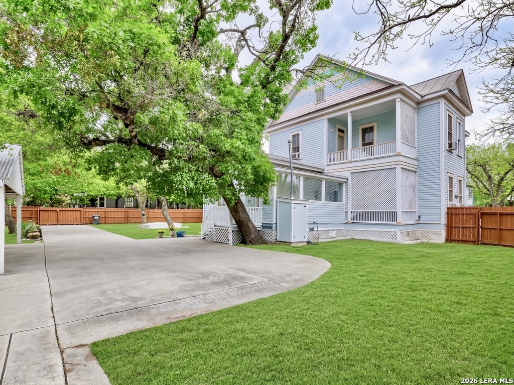 705 E Guenther