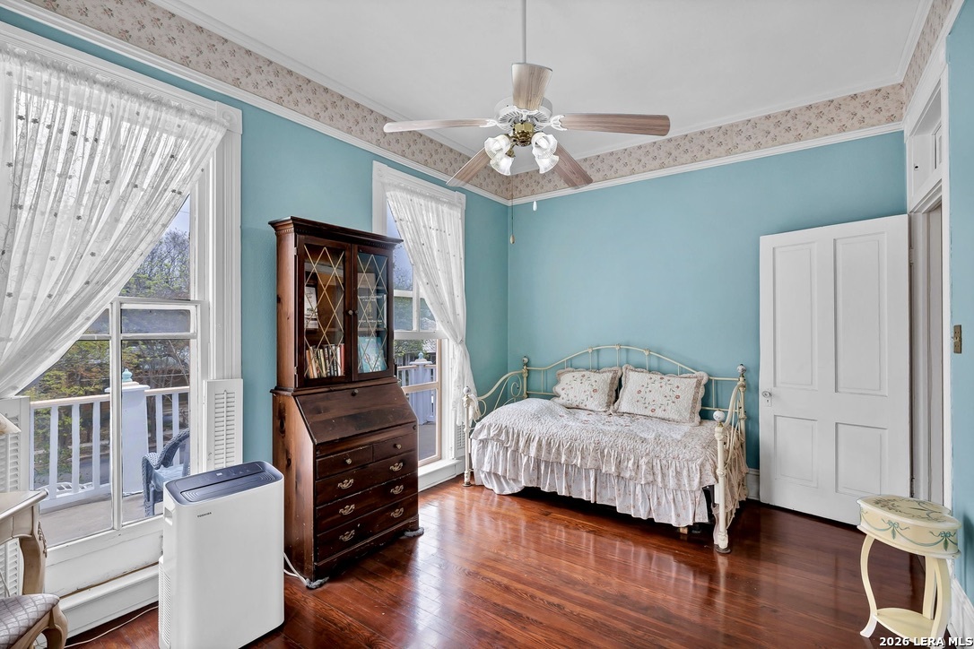 705 E Guenther