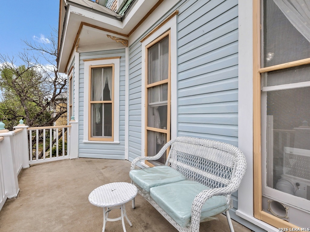 705 E Guenther